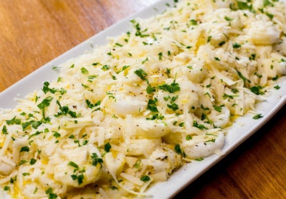 Nhoque de polenta branca no molho de limão-siciliano e queijo pecorino
