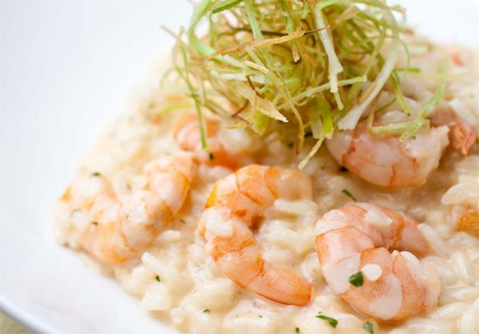 Risoto de camarão e mascarpone com alho-poró crocante