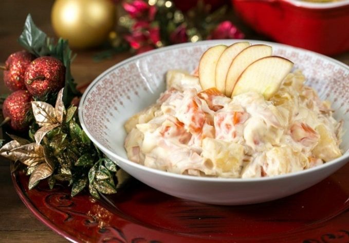 Salada natalina de peito de peru com maionese e frutas