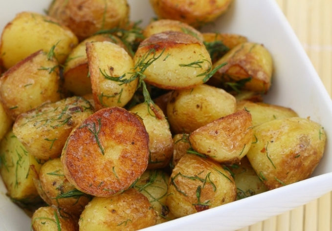 batata-assada-com-alho-e-endro