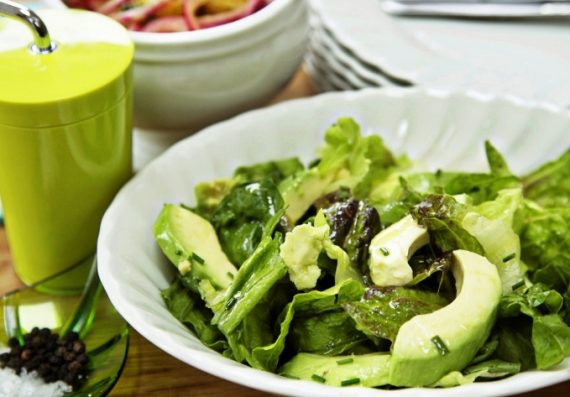 salada-de-folhas-verdes-com-abacate